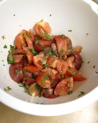 Салат из помидоров с чесноком