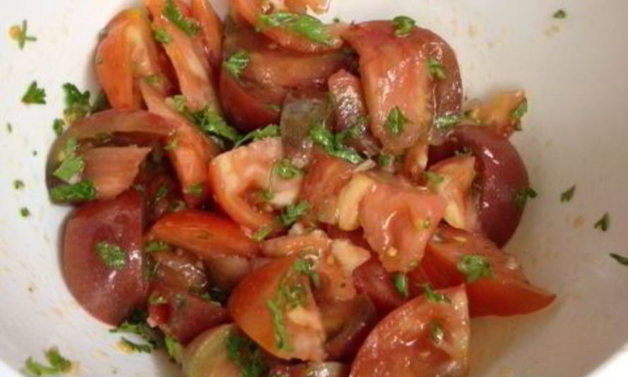 Рецепт салата из помидоров с чесноком