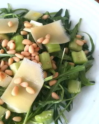 Салат из рукколы, кедрового ореха и сельдерея