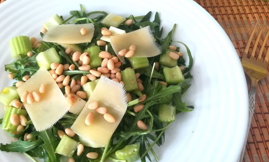 Рецепт салата из рукколы, кедрового ореха и сельдерея