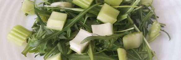 салат из рукколы, кедрового ореха и сельдерея