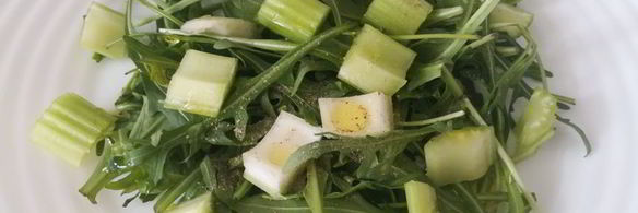 салат из рукколы, кедрового ореха и сельдерея