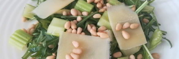 салат из рукколы, кедрового ореха и сельдерея