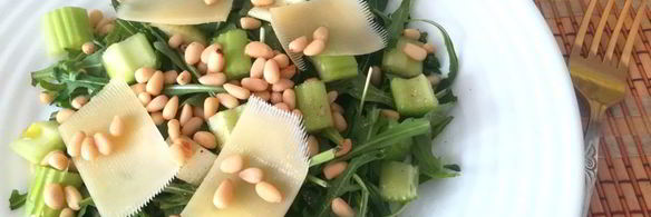 салат из рукколы, кедрового ореха и сельдерея