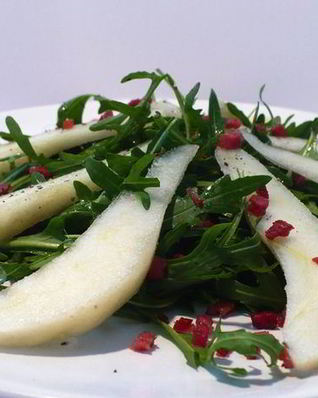 Салат из руколы с карамелизированной грушей