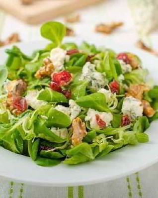 Салат из шпината с клюквой и мятной заправкой