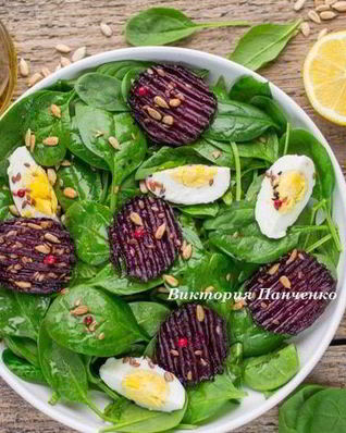 Салат из шпината с запеченной свеклой