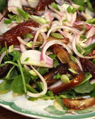 Салат из сладкого лука с финиками