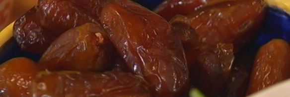 салат из сладкого лука с финиками