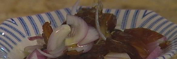 салат из сладкого лука с финиками