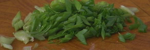 салат из сладкого лука с финиками