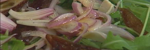 салат из сладкого лука с финиками