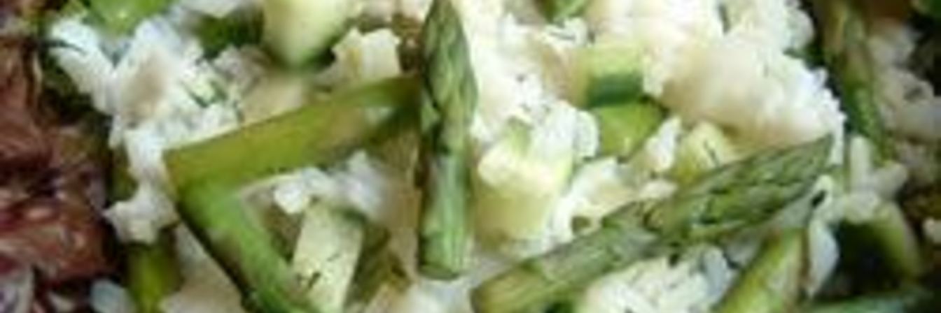 Салат из спаржи, огурцов и риса