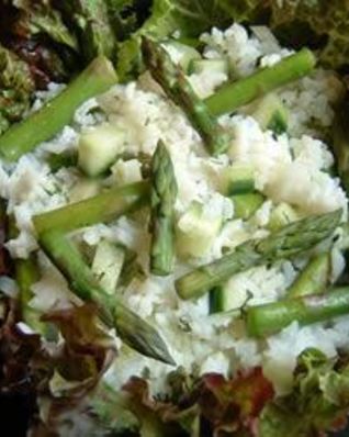 Салат из спаржи, огурцов и риса