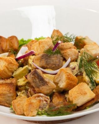 Салат из толстолобика с желтым соусом