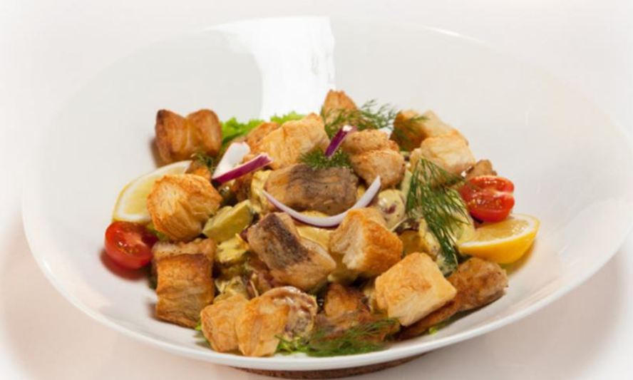 Рецепт салата из толстолобика с желтым соусом