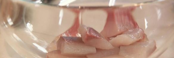 салат из толстолобика с желтым соусом