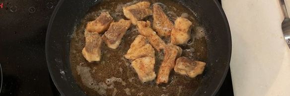 салат из толстолобика с желтым соусом