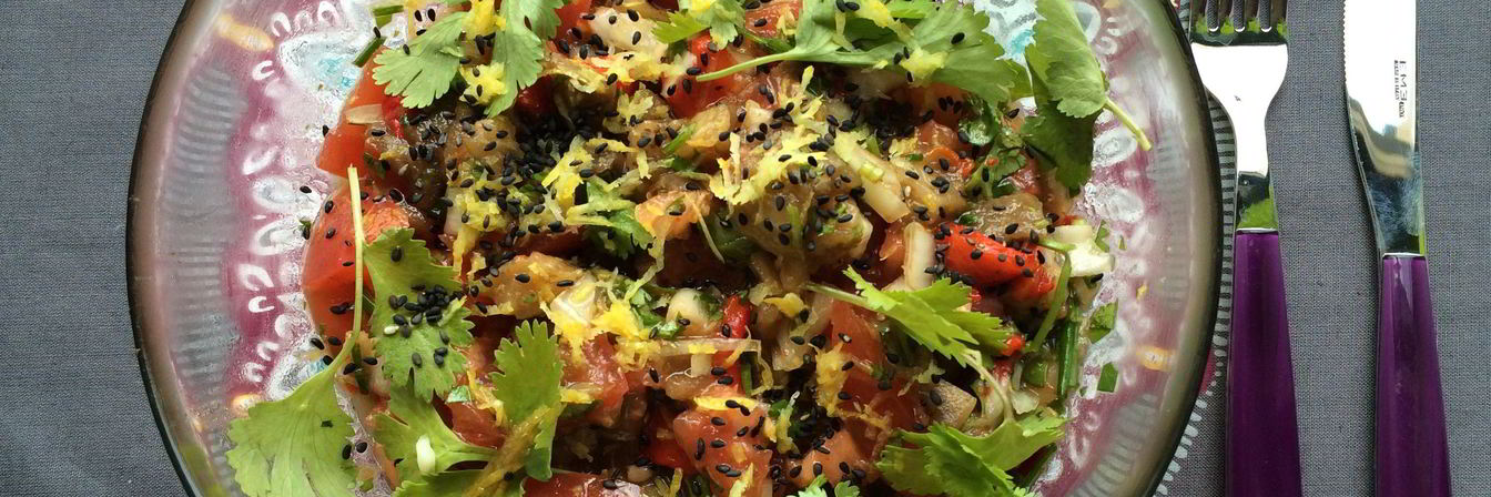 Салат из запеченных баклажана и перца с кунжутной заправкой