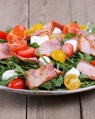 Салат капрезе с беконом