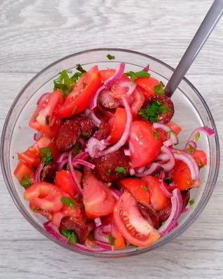 Салат охотничий с колбасой