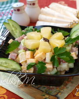 Салат с ананасом, ветчиной и сыром