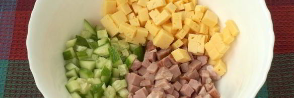 салат с ананасом, ветчиной и сыром