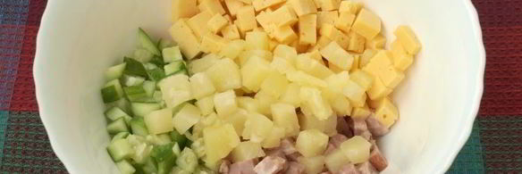 салат с ананасом, ветчиной и сыром