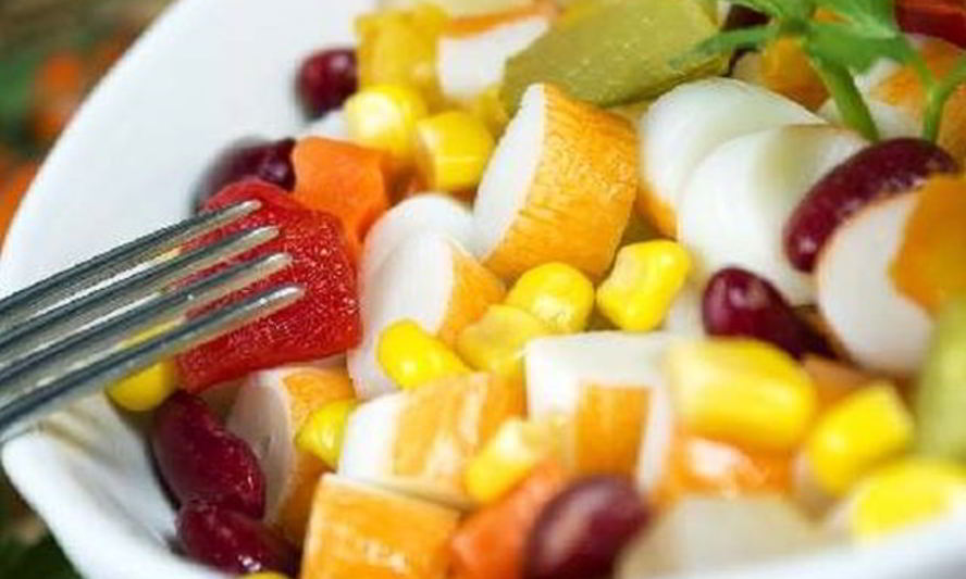 Рецепт салата с фасолью и крабовыми палочками