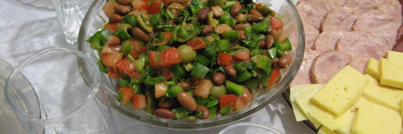 Салат с фасолью и оливками