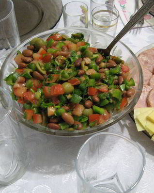 Салат с фасолью и оливками