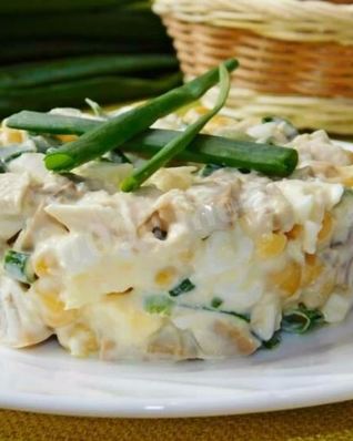 Салат с грибами и кукурузой консервированными