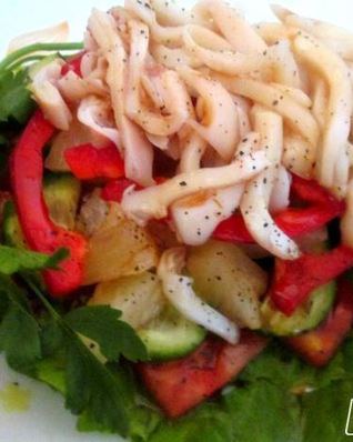 Салат с кальмарами Фейерверк вкусов