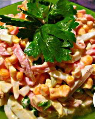 Салат с кальмарами и ветчиной