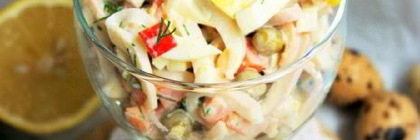 Салат с кальмаром, яйцом и яблоком