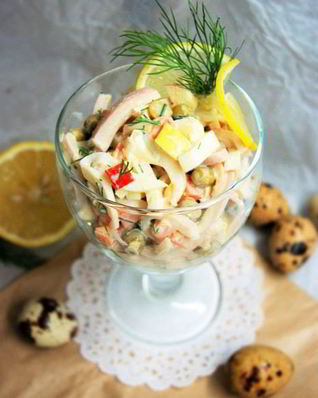 Салат с кальмаром, яйцом и яблоком