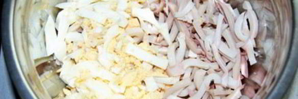 салат с кальмаром, яйцом и яблоком