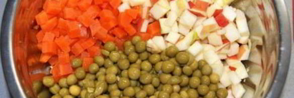 салат с кальмаром, яйцом и яблоком