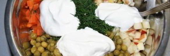 салат с кальмаром, яйцом и яблоком