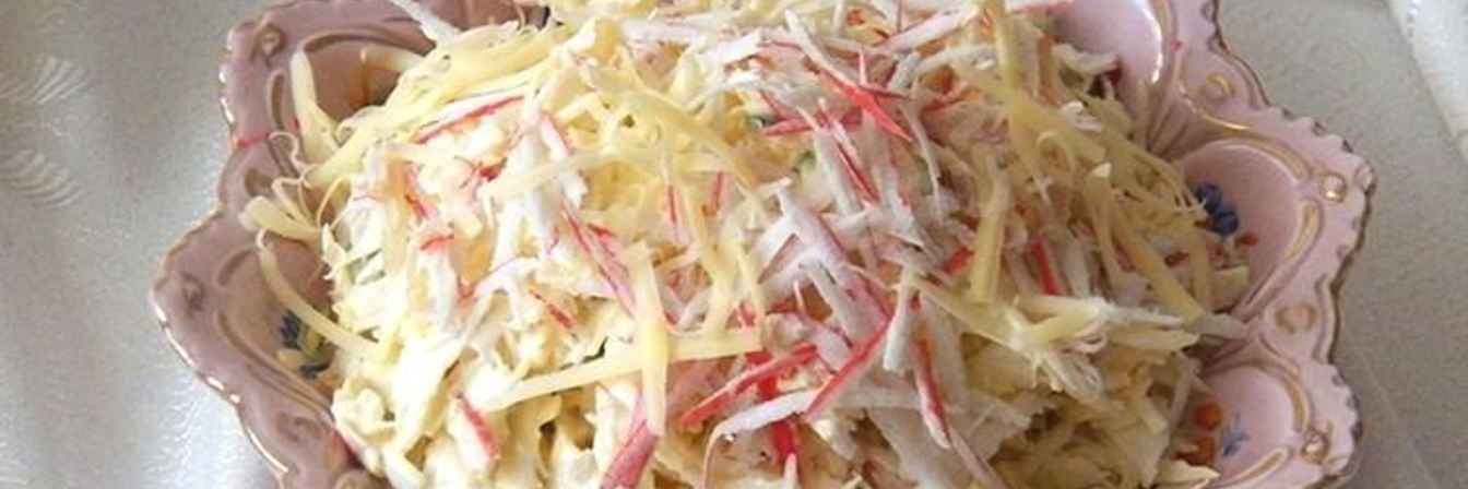 Салат с капустой и крабовыми палочками