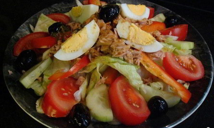 Рецепт салата с консервой