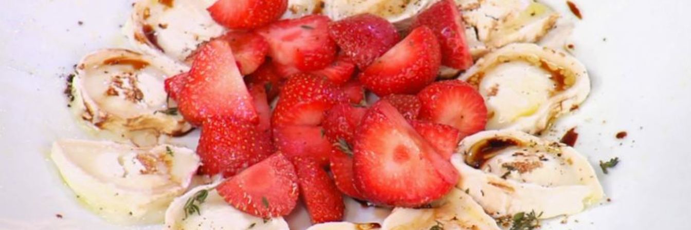 Салат с козьим сыром и клубникой