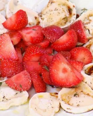 Салат с козьим сыром и клубникой