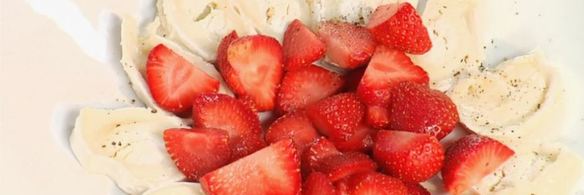 салат с козьим сыром и клубникой