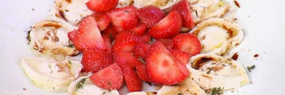 салат с козьим сыром и клубникой