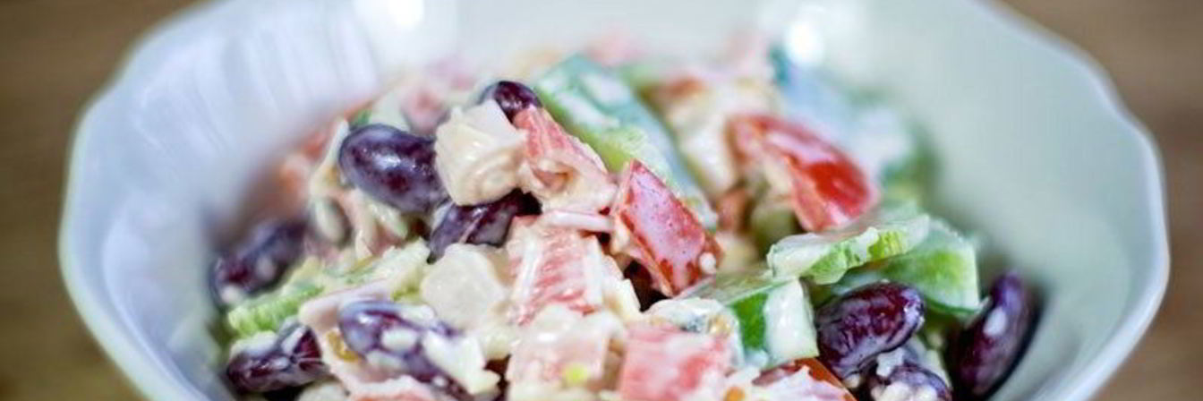 Салат с крабовыми палочками и фасолью