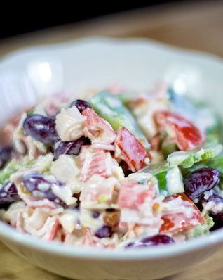 Салат с крабовыми палочками и фасолью