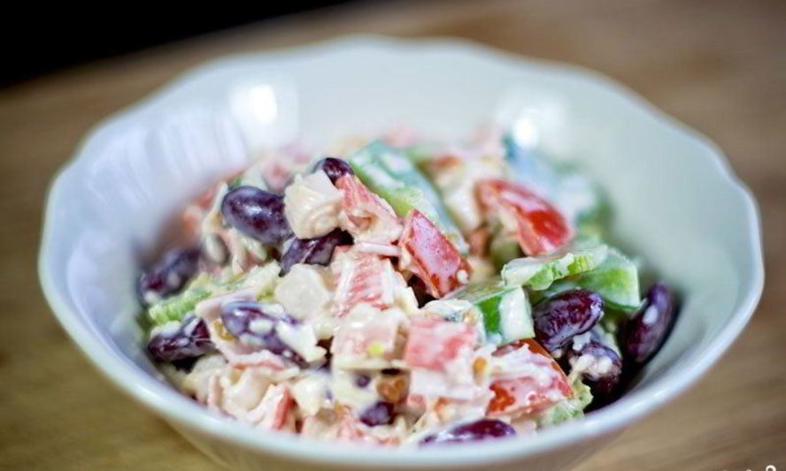 Рецепт салата с крабовыми палочками и фасолью