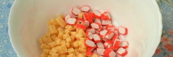 салат с крабовыми палочками и яблоком