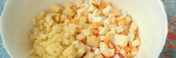 салат с крабовыми палочками и яблоком